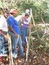 Los/las participantes utilizando el triangulo