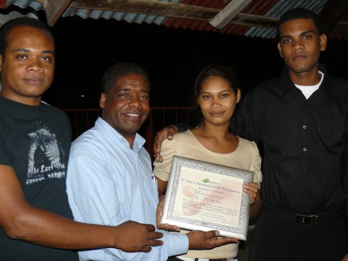 todo el equipo: Alejandro, Paulino, Arianny, y Barlin